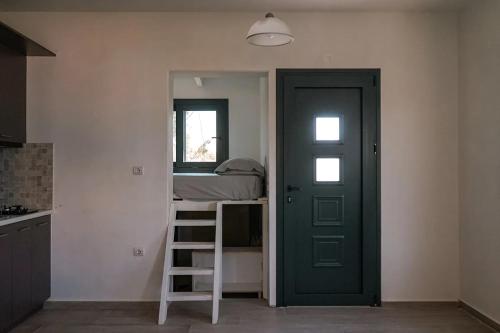 um quarto com uma cama, uma porta e um beliche em Mak Home Luxury Apartments em Lepanto