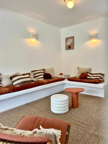 un salon avec deux canapés et une table dans l'établissement Magique 16 - Luxe villa met privé zwembad voor 10p, à Malaucène