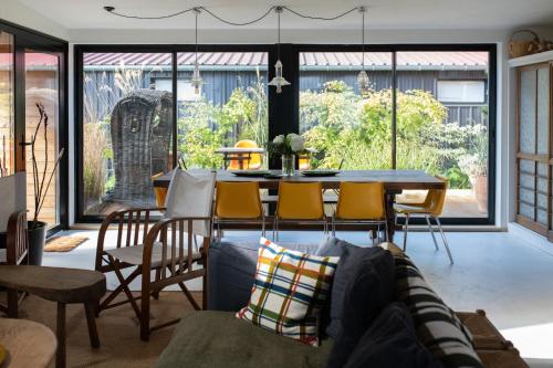 un salon avec un canapé, une table et des chaises dans l'établissement Lofts L'Écluse, parking gratuit, à Saint-Valery-sur-Somme