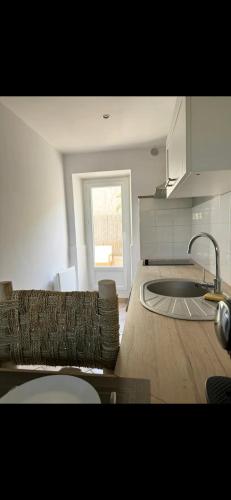 eine Küche mit einer Spüle und einer Arbeitsplatte in der Unterkunft L’oustau St Bernard in Saint-Rémy-de-Provence
