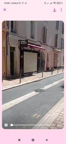 une rue vide avec un garage sur le côté d'un bâtiment dans l'établissement appartement centre de Cannes, à Cannes