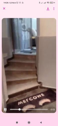 une photo d'un escalier avec une photo d'un escalier dans l'établissement appartement centre de Cannes, à Cannes