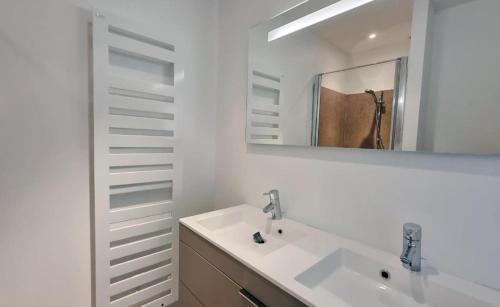 a white bathroom with a sink and a mirror at Magique 16 - Luxe villa met privé zwembad voor 10p in Malaucène