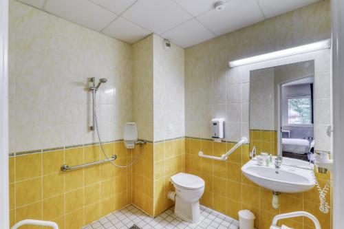 リオンにあるAce Hotel Riomのバスルーム(トイレ、洗面台付)