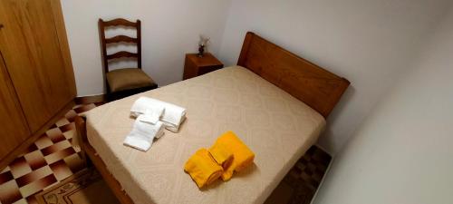 Casa Da Bela Vista- AL N º 155064 في لاميغو: غرفة نوم صغيرة مع سرير ومناشف صفراء
