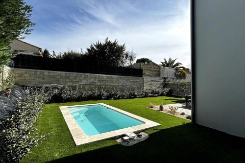 une piscine au milieu d'une cour dans l'établissement Chez Céline - Belle maison climatisée piscine, à Carpentras