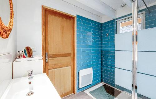 エティヴァル・クレールフォンテーヌにあるLovely Home In tival-clairefontaine With Kitchenのバスルーム(シンク、青いタイルのシャワー付)