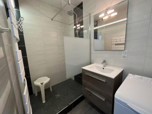 une salle de bain blanche avec un lavabo et un miroir dans l'établissement Superbe T2 face mer à St Gilles avec Wifi, parking privé et accès direct à la plage - FR-1-324-233, à Saint-Gilles-Croix-de-Vie