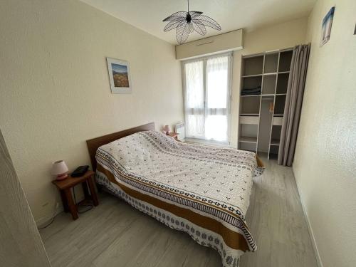 une chambre avec un lit et une fenêtre dans l'établissement Bel Appartement T2 à 100m de la Plage avec Parking Privatif - FR-1-324A-40, à Saint-Hilaire-de-Riez