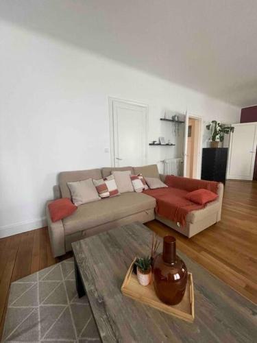 un salon avec un canapé et une table dans l'établissement La Liberté-centre-ville-proche-Gare, à Rennes