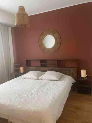 une chambre avec un lit avec un miroir au mur dans l'établissement La Liberté-centre-ville-proche-Gare, à Rennes