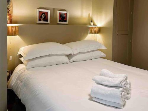 ein Bett mit weißen Handtüchern darüber in der Unterkunft Luxury City Centre Townhouse - Sleeps 6 in Chester