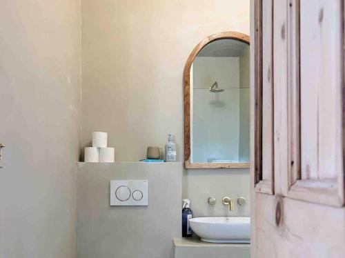 ein Bad mit einem Waschbecken und einem Spiegel in der Unterkunft Luxury City Centre Townhouse - Sleeps 6 in Chester