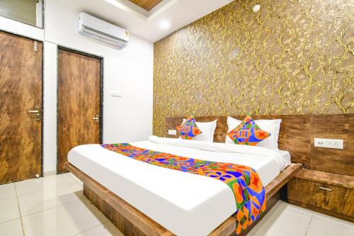 En eller flere senge i et værelse på FabHotel Sage Residency