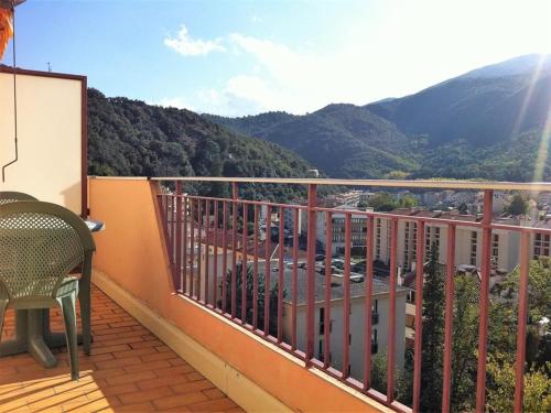 d'un balcon avec une chaise et une vue sur les montagnes. dans l'établissement Appartement F2 avec terrasse, parking et ascenseur - 2/4 pers - Amélie-les-Bains - FR-1-703-47, à Amélie-les-Bains-Palalda