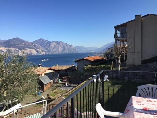 een balkon met uitzicht op het water bij Casa Mary - Wohnung nr 1 mit Terrasse, Garten und Seeblick in Sommavilla