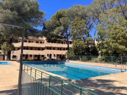 une piscine devant un immeuble dans l'établissement Appartement 3P en rez-de-jardin avec piscine et parking, à 600m de la plage - Saint-Raphaël - FR-1-226A-151, à Saint-Raphaël