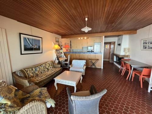 un salon avec un canapé et une table dans l'établissement Bel Appartement 2 Chambres avec Accès Direct Plage à Saint-Gilles-Croix-de-Vie - FR-1-324-547, à Saint-Gilles-Croix-de-Vie