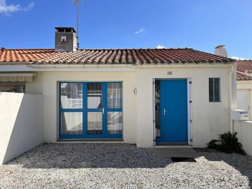 Villa 2 Chambres au Calme, Proche Plage avec Cour et Parking à Saint-Gilles-Croix-de-Vie - FR-1-324-556