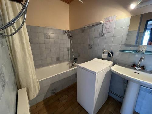 Kúpeľňa v ubytovaní Villa 2 Chambres au Calme, Proche Plage avec Cour et Parking à Saint-Gilles-Croix-de-Vie - FR-1-324-556