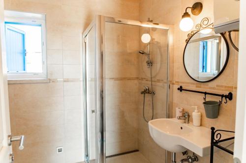 een badkamer met douche en wastafel bij Beautiful Villa Torre II with whirlpool in Tar in Frata