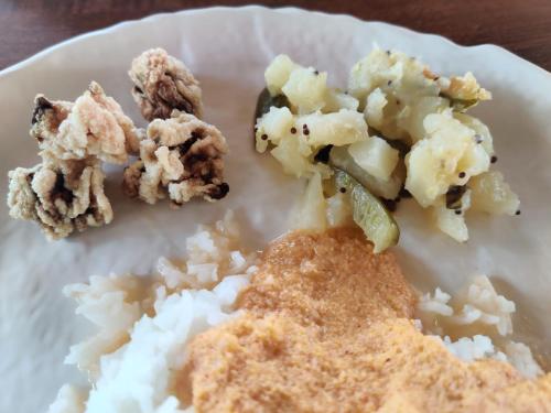 un piatto di alimenti a base di riso e altri ingredienti di Tenpy Tiny Scenic Garfield @ T-Stop, Coorg a Virajpet
