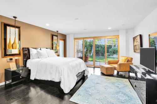 1 dormitorio con 1 cama grande y sala de estar en Edwin by AvantStay Hollywood Hills Luxury Pool, en Los Ángeles