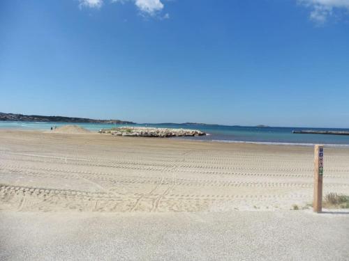 uma praia vazia com o oceano ao fundo em T2 avec grand jardin,plage à pieds quartier des Lônes em Six-Fours-les-Plages