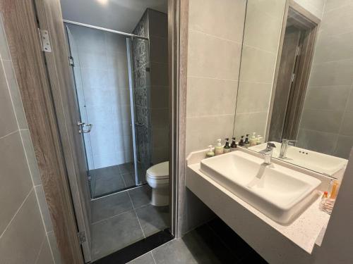 ein Bad mit einem Waschbecken, einer Dusche und einem WC in der Unterkunft Naxinh3 in Kim Quan