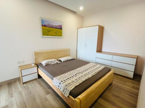 ein kleines Schlafzimmer mit einem Bett und einer Kommode in der Unterkunft Naxinh3 in Kim Quan