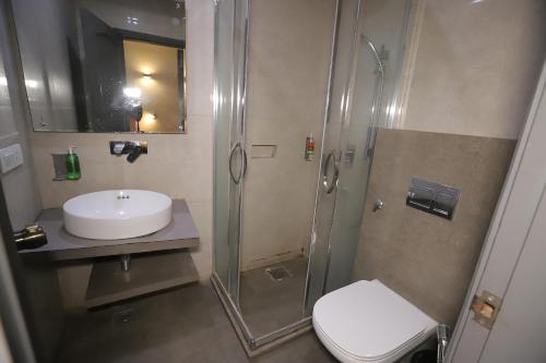 Phòng tắm tại Qotel Hotel Chhatarpur- Opp Tivoli garden
