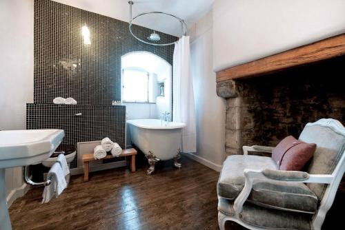 een badkamer met een bad en een wastafel bij Aikwood Tower in Selkirk