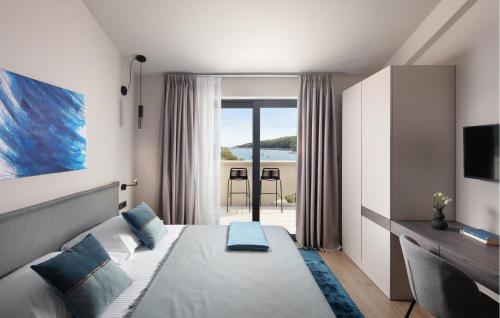 - une chambre avec un lit et une vue sur l'océan dans l'établissement 5 Bedroom Lovely Home In Sveta Marina, à Sveta Marina