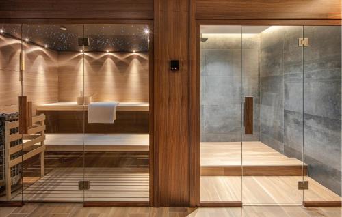 La salle de bains est pourvue d'une douche et d'un lavabo. dans l'établissement 5 Bedroom Lovely Home In Sveta Marina, à Sveta Marina