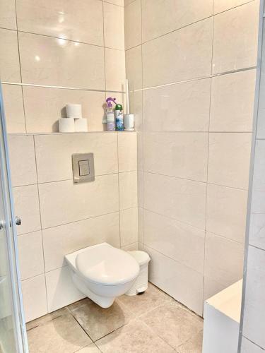 a white bathroom with a toilet and some towels at jerusalemvip in El Muṣrāra