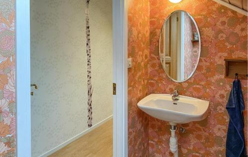 y baño con lavabo y espejo. en 5 Bedroom Beautiful Home In Tingsryd en Tingsryd