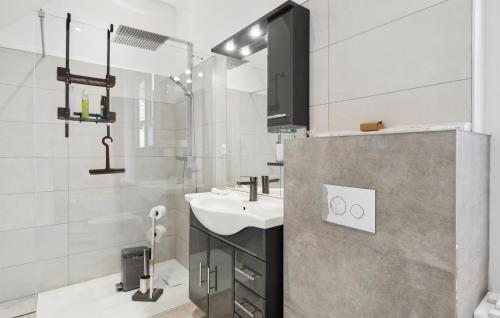 Eilenburg的住宿－2 Bedroom Gorgeous Apartment In Eilenburg，白色的浴室设有水槽和镜子