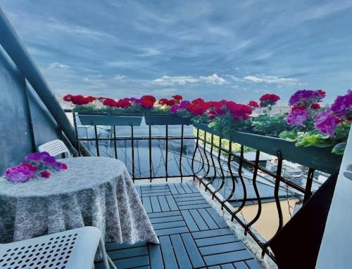 Elle comprend un balcon avec une table et des fleurs. dans l'établissement Senate Hotel, à Helsinki