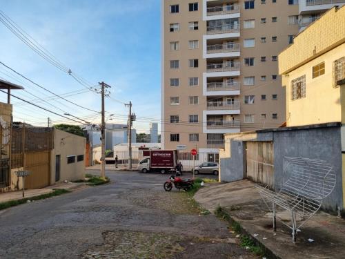 an empty street in front of a tall building at Seu Cantin em BH Venda Nova in Belo Horizonte