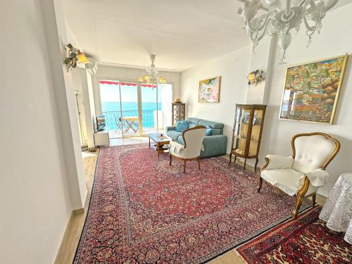 un salon avec un canapé bleu et des chaises dans l'établissement Waterfront home with stunning panoramic outlook, à Nice