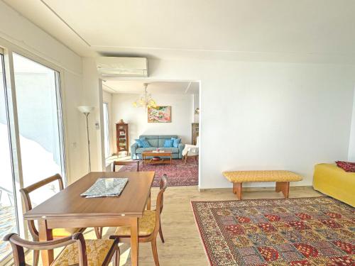 un salon avec une table et un canapé dans l'établissement Waterfront home with stunning panoramic outlook, à Nice