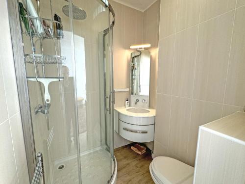 une salle de bain avec une douche, des toilettes et un lavabo dans l'établissement Waterfront home with stunning panoramic outlook, à Nice