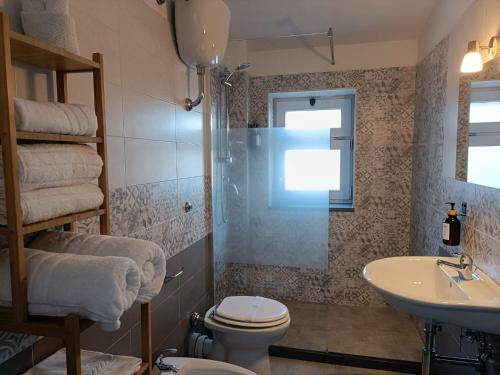 ein Bad mit einem WC und einem Waschbecken in der Unterkunft Le Giramondo Appartamento Carolina in Caserta
