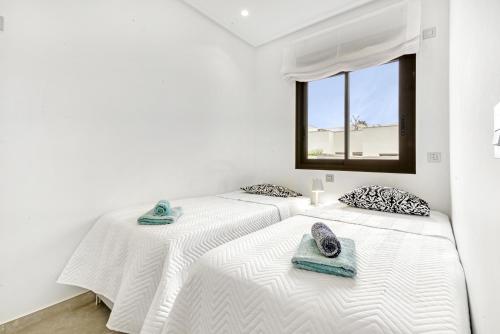 En eller flere senge i et værelse på Porto Marina Village