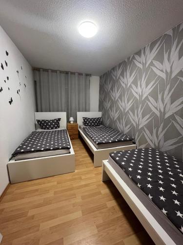 1 dormitorio con 2 camas y pared en Fewo 6, en Gotha