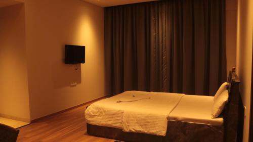 سرير أو أسرّة في غرفة في Niva Stays Riverside 1