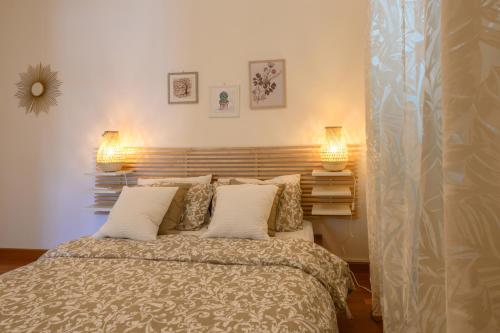 1 dormitorio con 1 cama con 2 lámparas en Terrazza Romana en Roma