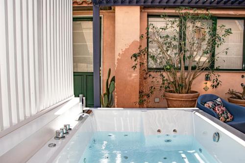 une baignoire jacuzzi avec un visage au milieu dans l'établissement Iommella luxury flat - Schifano, à Sant'Agnello