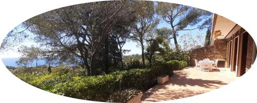 une image circulaire d'une maison avec une table et des chaises dans l'établissement VILLA ALPASA - Boulouris AIGUEBONNE, Villa vue mer dans domaine 5 min à pied de la plage, à Saint-Raphaël