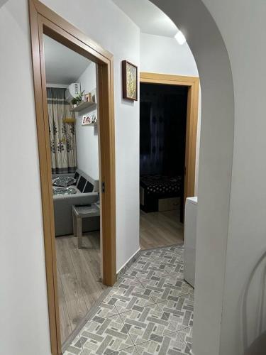 um quarto com um corredor com um espelho e uma cozinha em Apartament neptun em Neptun